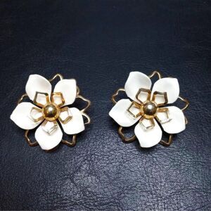 Vintage Signed EMMONS Gold Tone Flower Clip On Earrings White
